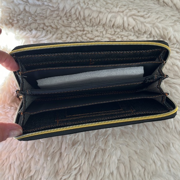 🌹Awesome!NWOT• Black Zippered hand painted DESIGNER wallet🌹 - Picture 4 of 7